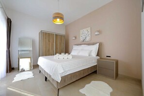 4 bedrooms, iron/ironing board, free WiFi, bed sheets