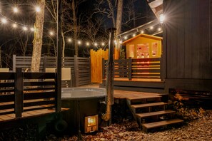 Outdoor spa tub - Evergreen Dreams (Polk County)
