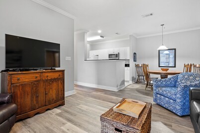 Relaxing Affordable Condo Near Beach, Owa and Ballfields!