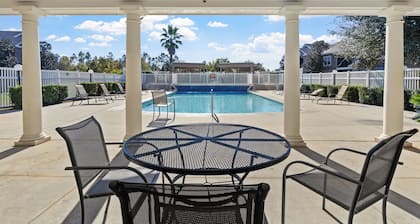 Relaxing Affordable Condo Near Beach, Owa and Ballfields!