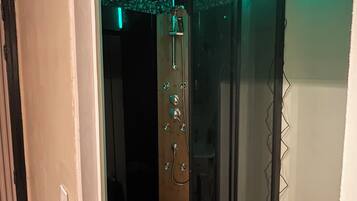 Een bubbelbad, een haardroger, handdoeken, zeep