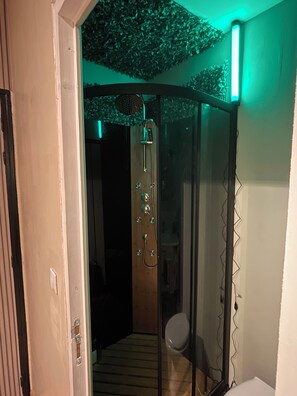 Banheira de hidromassagem, secador de cabelo, toalhas de banho, sabonete