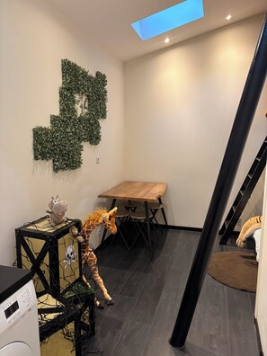 Interior - The Jungle Room🌴 located 2 steps from the train station 🚉  (Troyes)