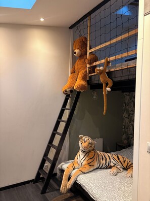 2 bedrooms, free WiFi, bed sheets - The Jungle Room🌴 located 2 steps from the train station 🚉  (Troyes)