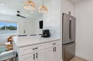 Frigorífico, microondas, horno y placa de cocina