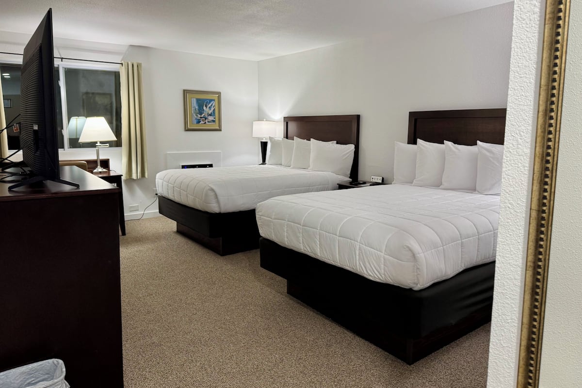 Familie suite, meerdere bedden | 1 slaapkamer, luxe beddengoed, een bureau, een laptopwerkplek