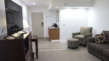Suite de lujo, 1 cama de matrimonio grande con sofá cama, cocina básica | Zona de estar | Smart TV de 55 pulgadas con canales por cable