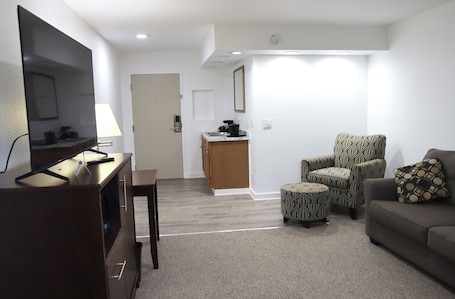 Suite de lujo, 1 cama de matrimonio grande con sofá cama, cocina básica | Zona de estar | Smart TV de 55 pulgadas con canales por cable. Heritage Hotel Quincy