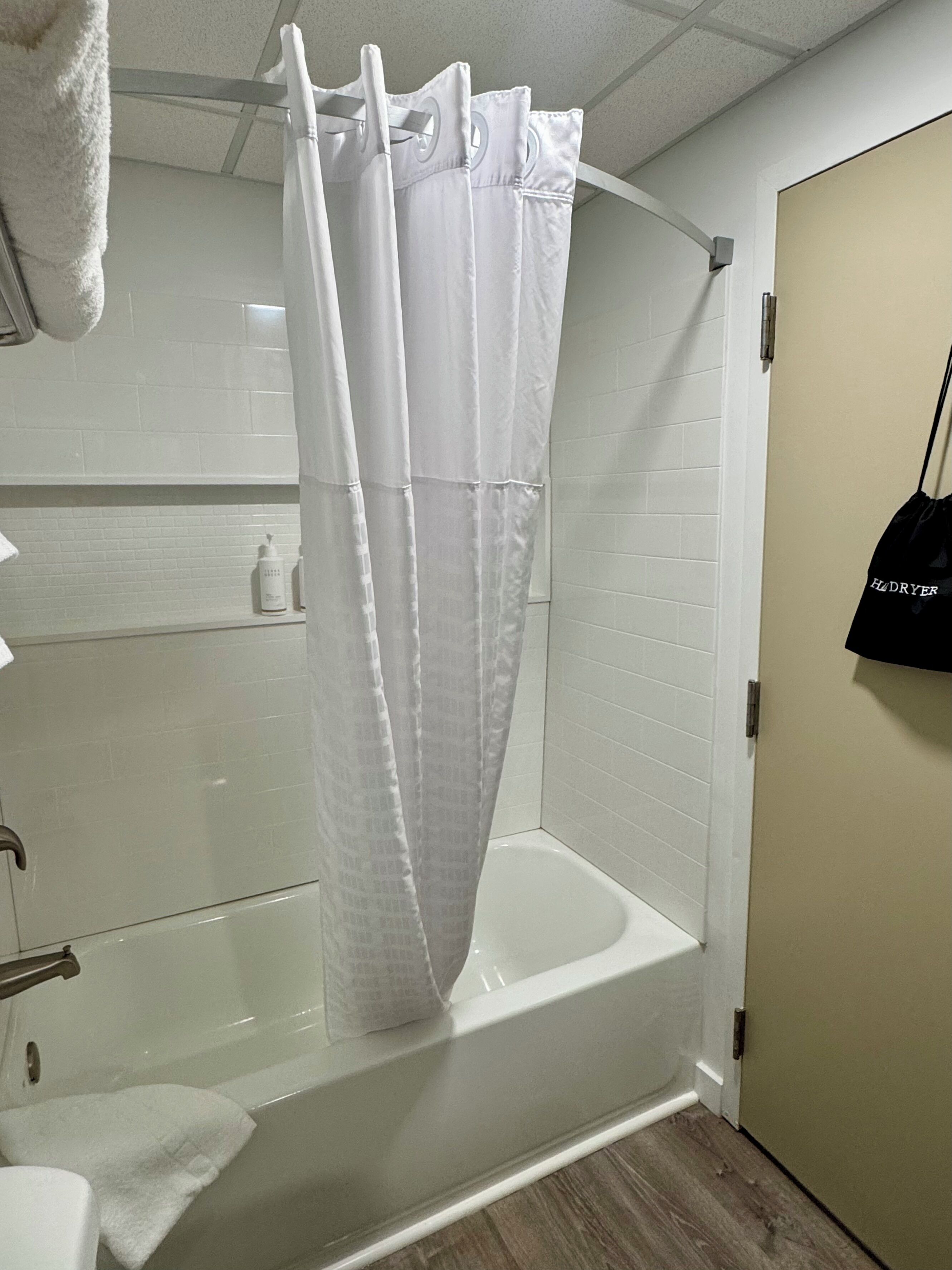 Ducha y bañera combinadas y artículos de higiene personal gratuitos