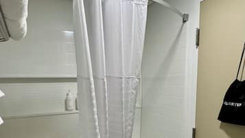 Ducha y bañera combinadas y artículos de higiene personal gratuitos