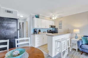 Kjøleskap, mikrobølgeovn, ovn og kokeplater