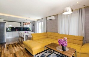 Smart TV, table tennis, video library