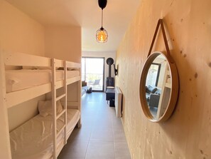 1 habitación, cuna de viaje y ropa de cama