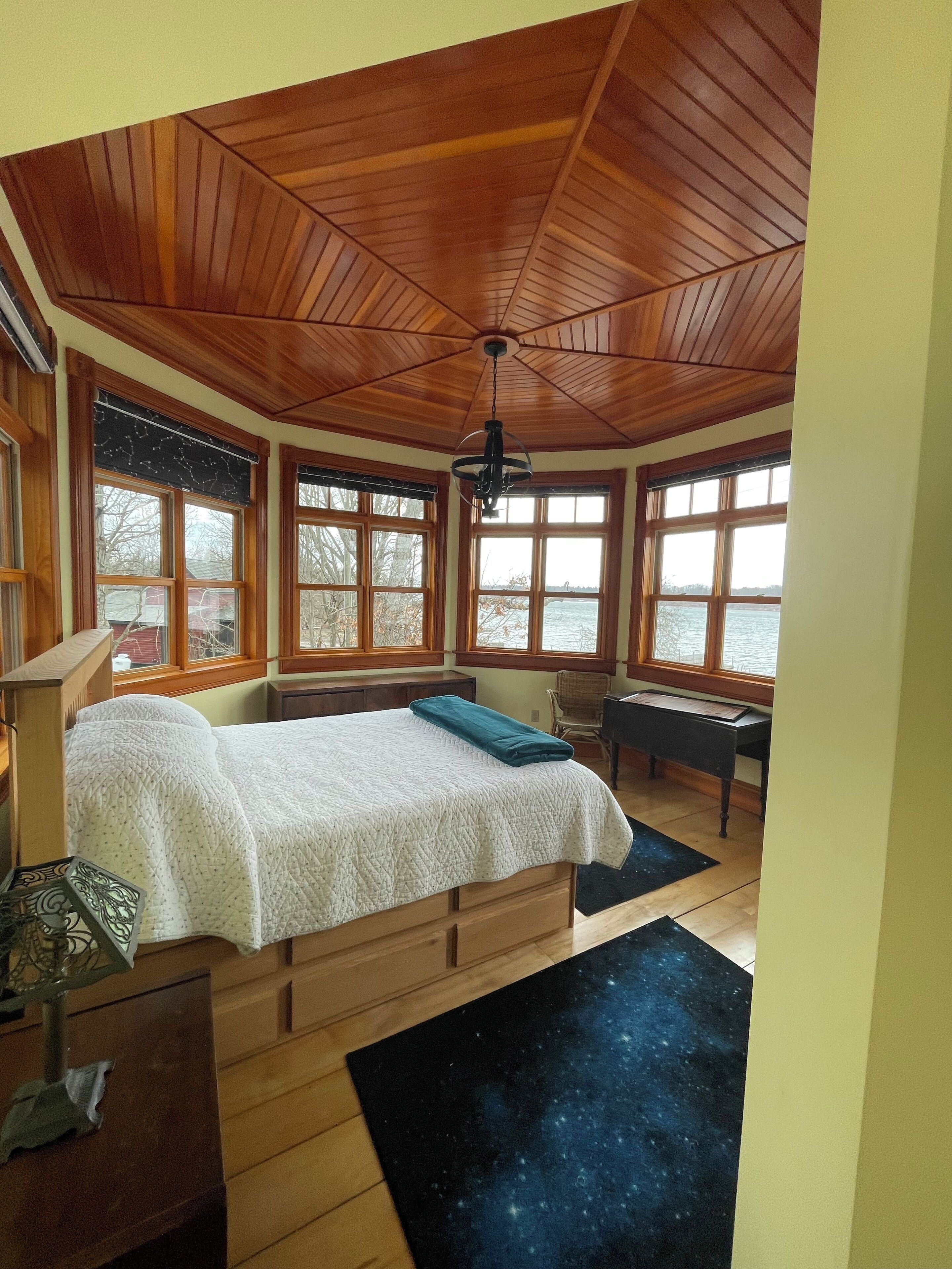 5 bedrooms, desk, iron/ironing board, free WiFi