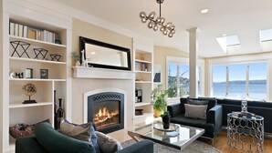 Smart TV, chimenea y libros