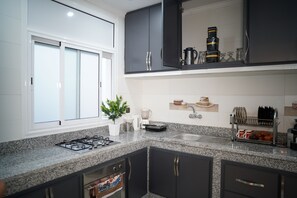 Kühlschrank, Ofen, Herdplatte, Wasserkocher mit Kaffee-/Teezubehör