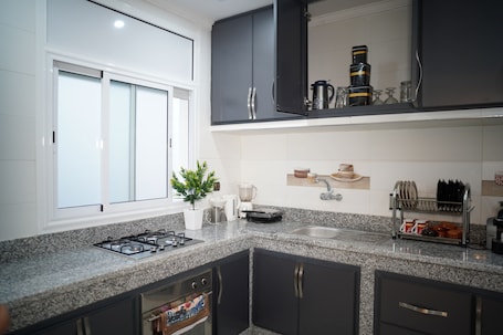 Fridge, oven, stovetop, coffee/tea maker. THE CLEAN PEARL