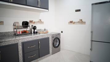 Fridge, oven, stovetop, coffee/tea maker