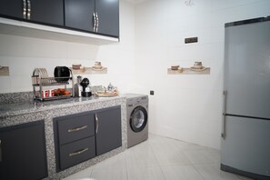 Réfrigérateur, four, plaque de cuisson, cafetière/bouilloire