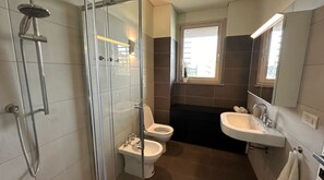 Hair dryer, bidet, towels, soap - Chic new 2-bedroom apartment in Milano with AC, private parking, fitness area (Milano)