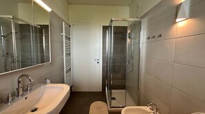 Sèche-cheveux, bidet, serviettes fournies, savon