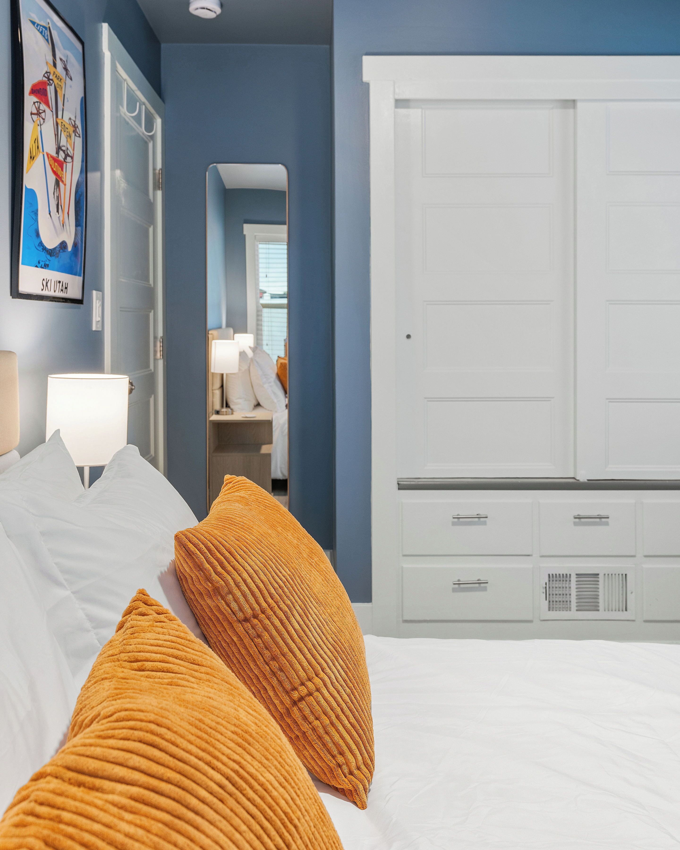 4 habitaciones, escritorio y tabla de planchar con plancha 