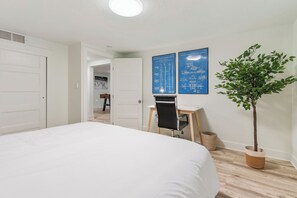 4 habitaciones, escritorio y tabla de planchar con plancha