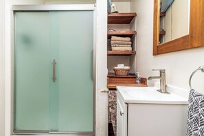 Douche, sèche-cheveux, serviettes fournies, savon