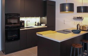 Een koelkast, een kookplaat, een vaatwasser