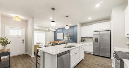 The Mark, B/CS - Luxurious 2BD/2BA condo 5 min from Downtown Bryan - New Listing