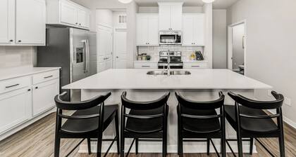 The Mark, B/CS - Luxurious 2BD/2BA condo 5 min from Downtown Bryan - New Listing