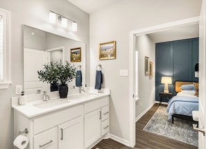 Douche, séchoir à cheveux, serviettes fournies, savon