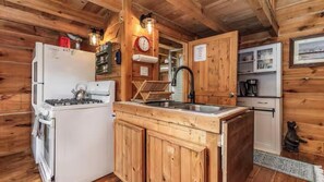 Kylskåp, mikrovågsugn, ugn och spishäll