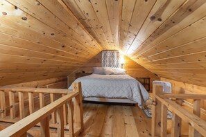 2 bedrooms, iron/ironing board, WiFi, bed sheets - Crooked Creek - Rustic Cabin (Boscobel)