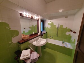 Dusche, Haartrockner, Bidet, Handtücher