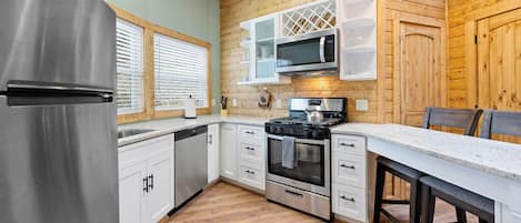 Geladeira, micro-ondas, fogão, cooktop
