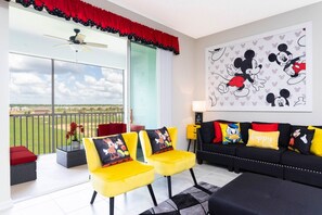 Living area - Mickey and friends luxury townhouse close parks (Davenport)