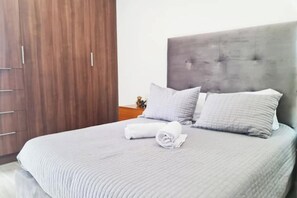 1 slaapkamer, een strijkplank/strijkijzer, wifi, beddengoed