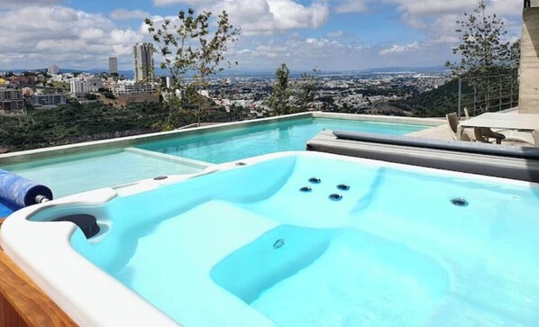 Outdoor spa tub