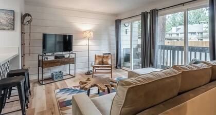 Cozy Mammoth Lakes Studio-Gear Storage, Pool & Sauna/Steps to Shops & Trails