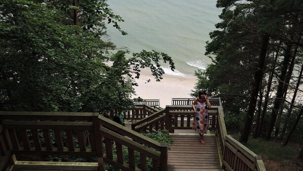 A wooden staircase leading to a beach with a view of the ocean. - Apartment in Miedzyzdroje With Sea View (Międzyzdroje)