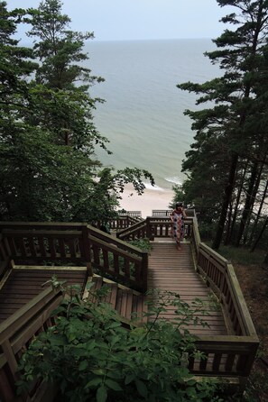 A wooden staircase leading to a beach with a view of the ocean. - Apartment in Miedzyzdroje With Sea View (Międzyzdroje)