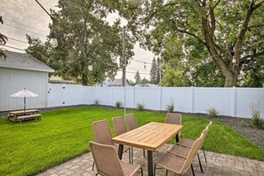 Outdoor dining - Cheerful 3 bedroom Villa with Backyard Oasis (Spokane)