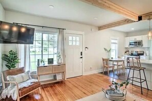 TV, offices - Cheerful 3 bedroom Villa with Backyard Oasis (Spokane)