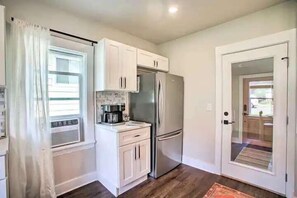 Jääkaappi, mikroaaltouuni, uuni, liesi