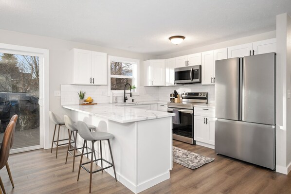 Kühlschrank, Mikrowelle, Ofen, Herdplatte