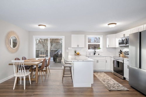 Spacious Family Villa only 13 mi from Silverwood!