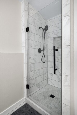 Shower, hair dryer, towels - Hayden Villa 13 mi from SILVERWOOD (Hayden)