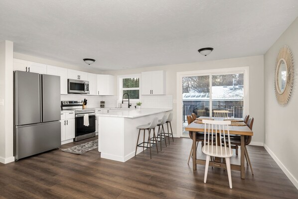 冷蔵庫、電子レンジ、オーブン、食器洗い機