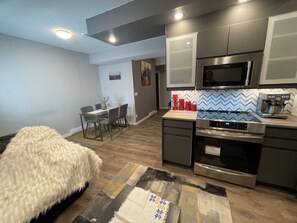 Kühlschrank, Mikrowelle, Ofen, Herdplatte